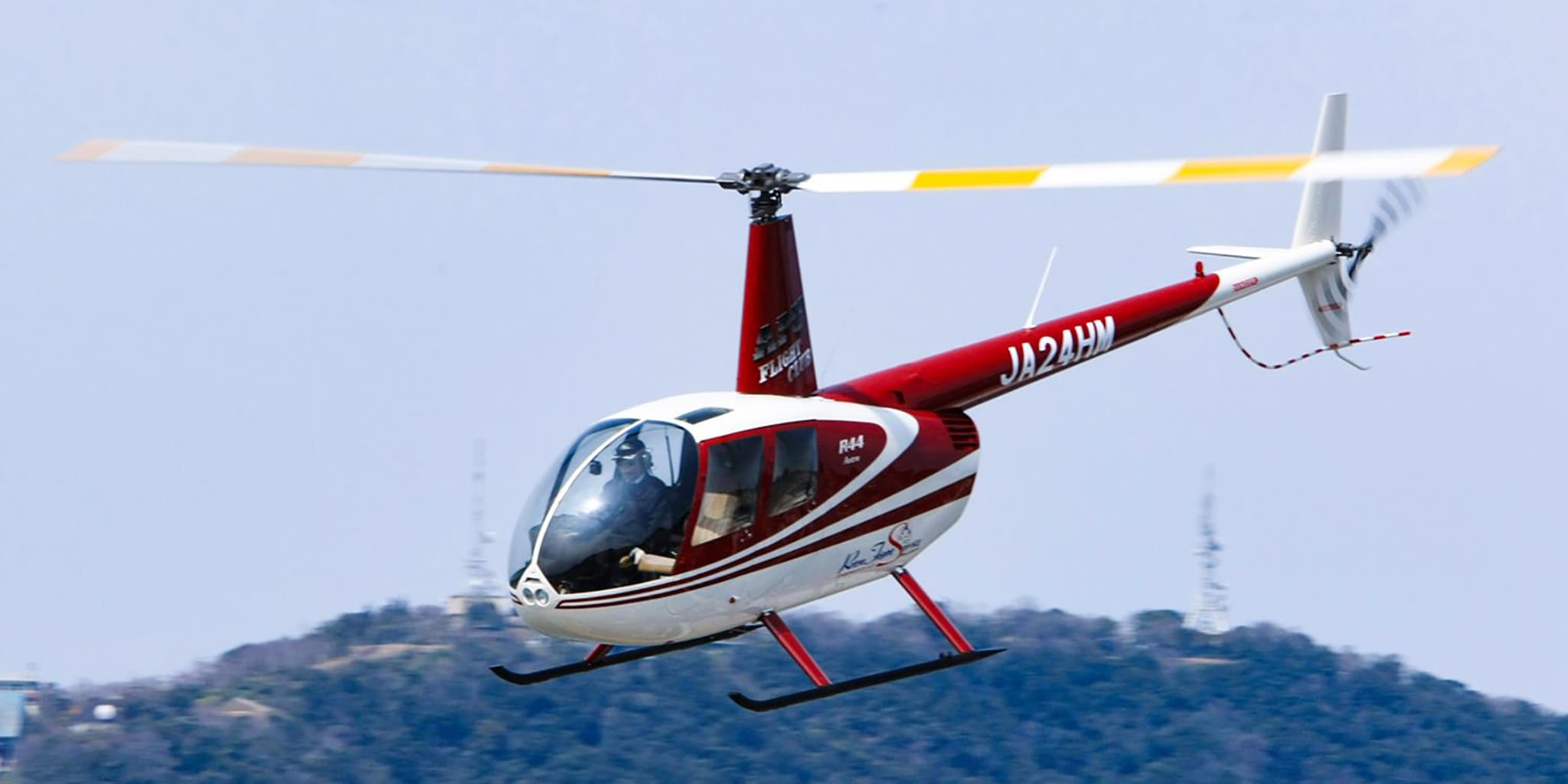 京都ヘリポート上空を飛ぶヘリコプター