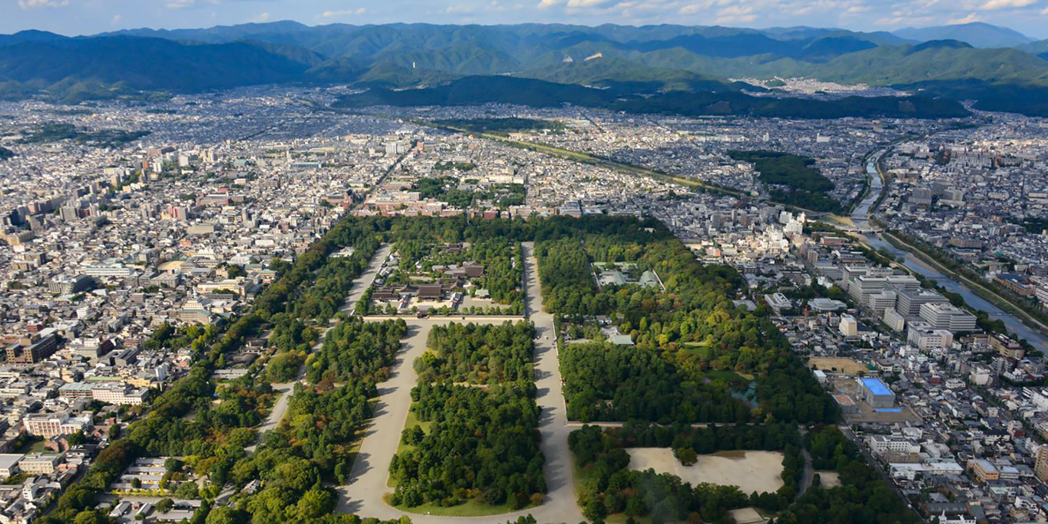 ヘリコプターで京都市内上空から見た御所