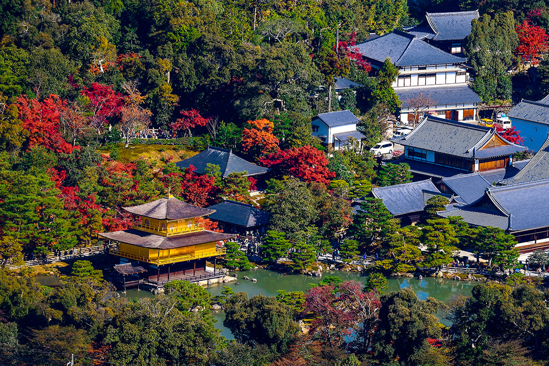 ヘリコプターで京都市内上空から見た金閣寺