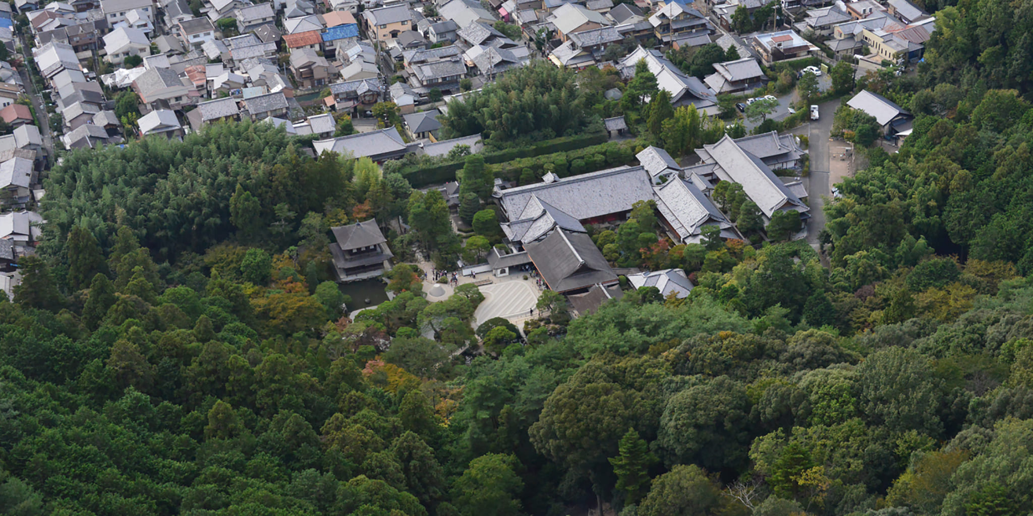 ヘリコプターで京都市内上空から見た銀閣寺