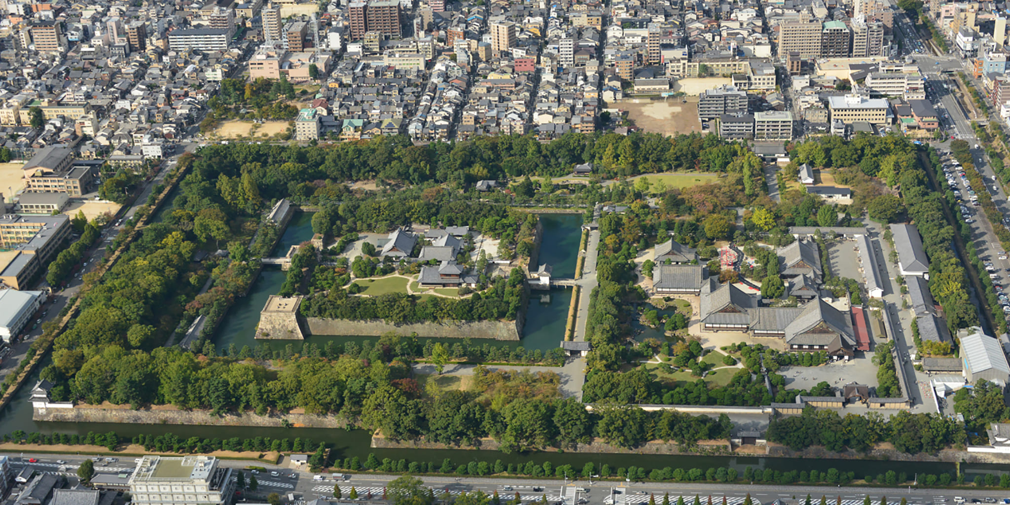 ヘリコプターで京都市内上空から見た二条城