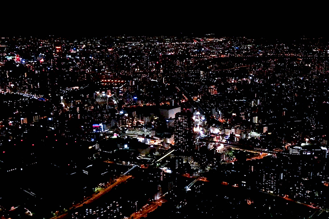 ヘリコプターで大阪上空から見る京橋の夜景