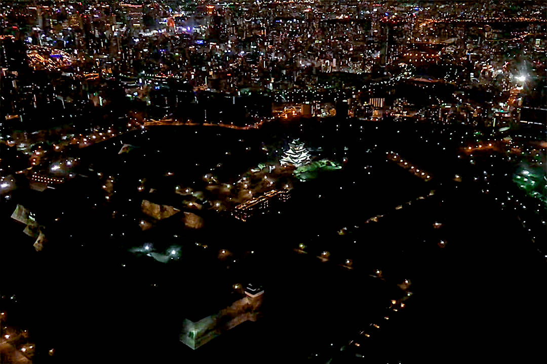 ヘリコプターで大阪上空から見る大阪城の夜景