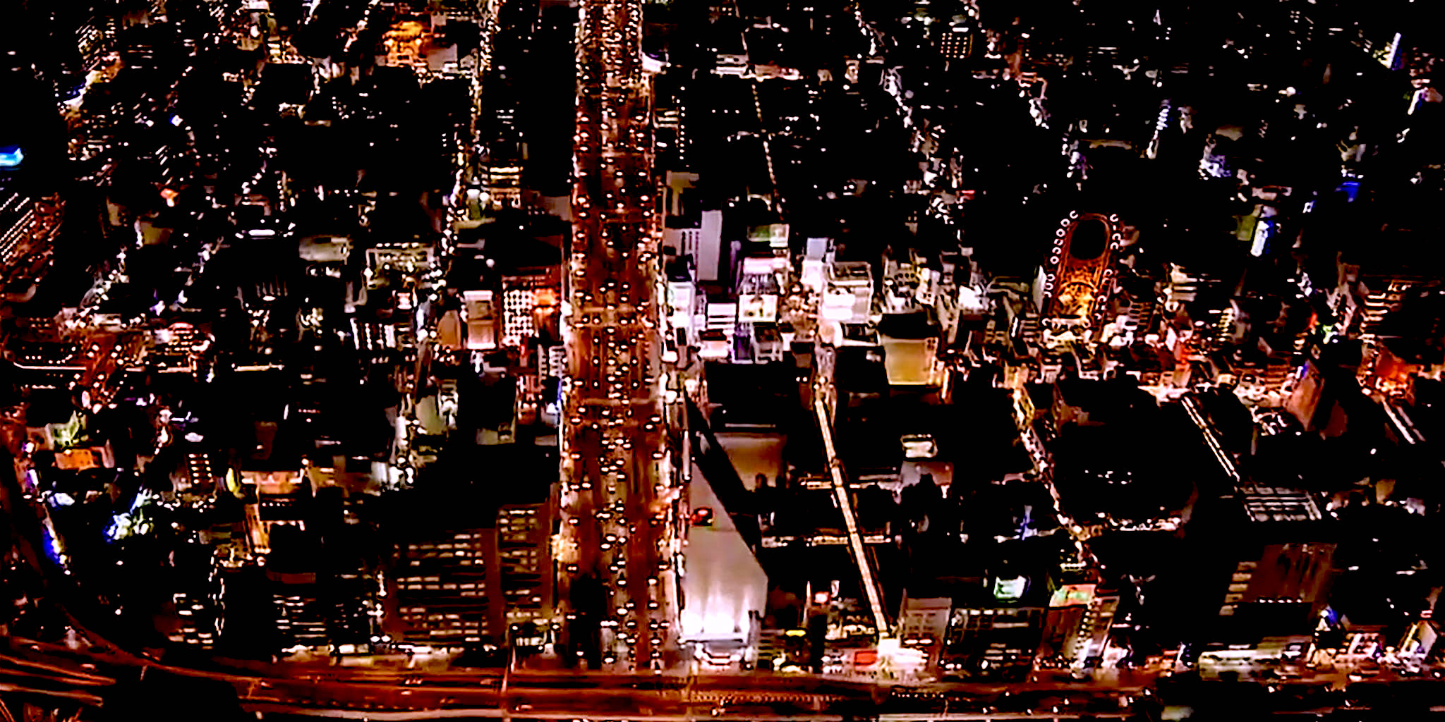 ヘリコプターで大阪上空から見る難波駅周辺の夜景