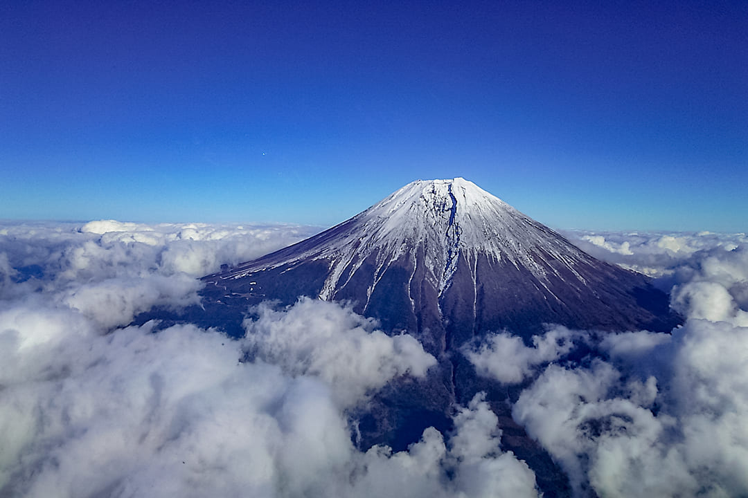 ヘリコプターで東京上空をフライトして見える富士山