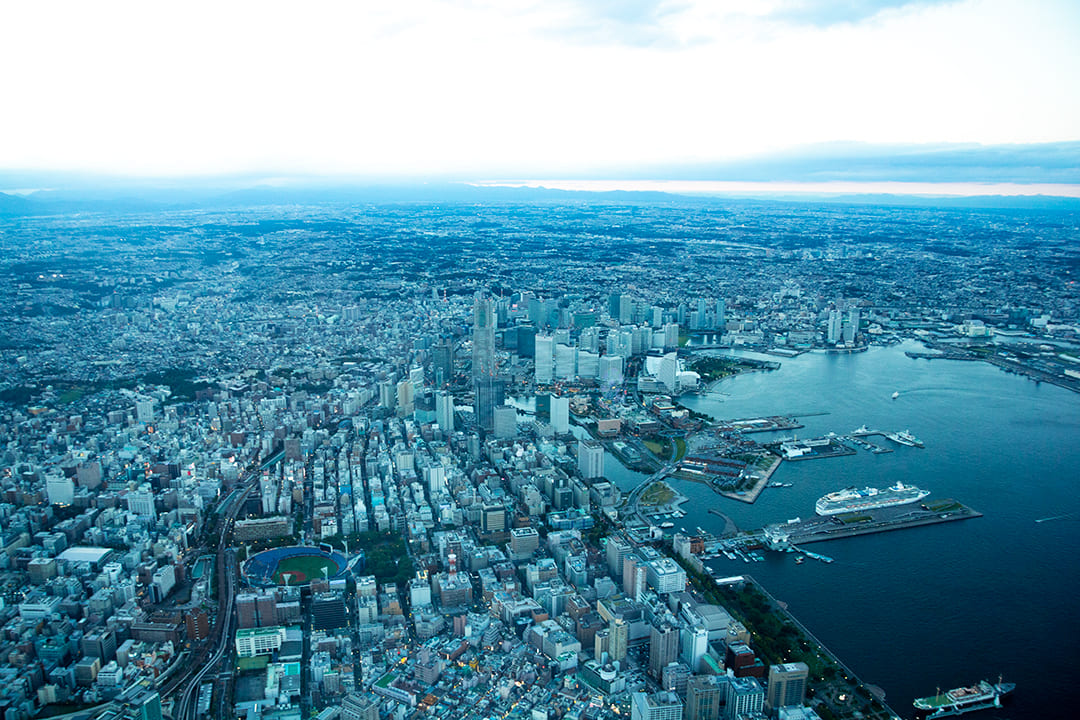 ヘリコプターで東京上空をフライトして見えるみなとみらい