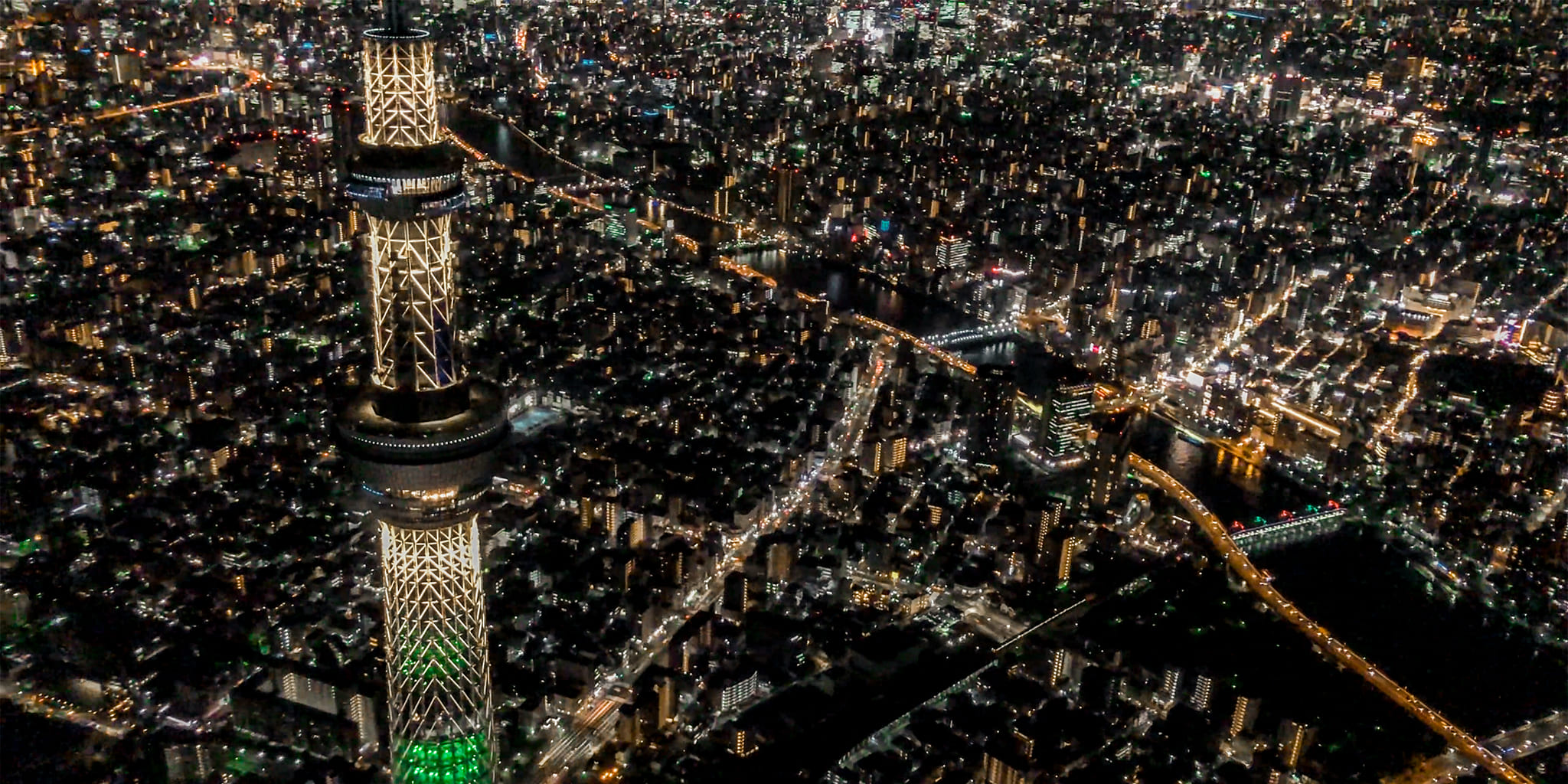 ヘリコプターで東京上空をフライトして見えるスカイツリー