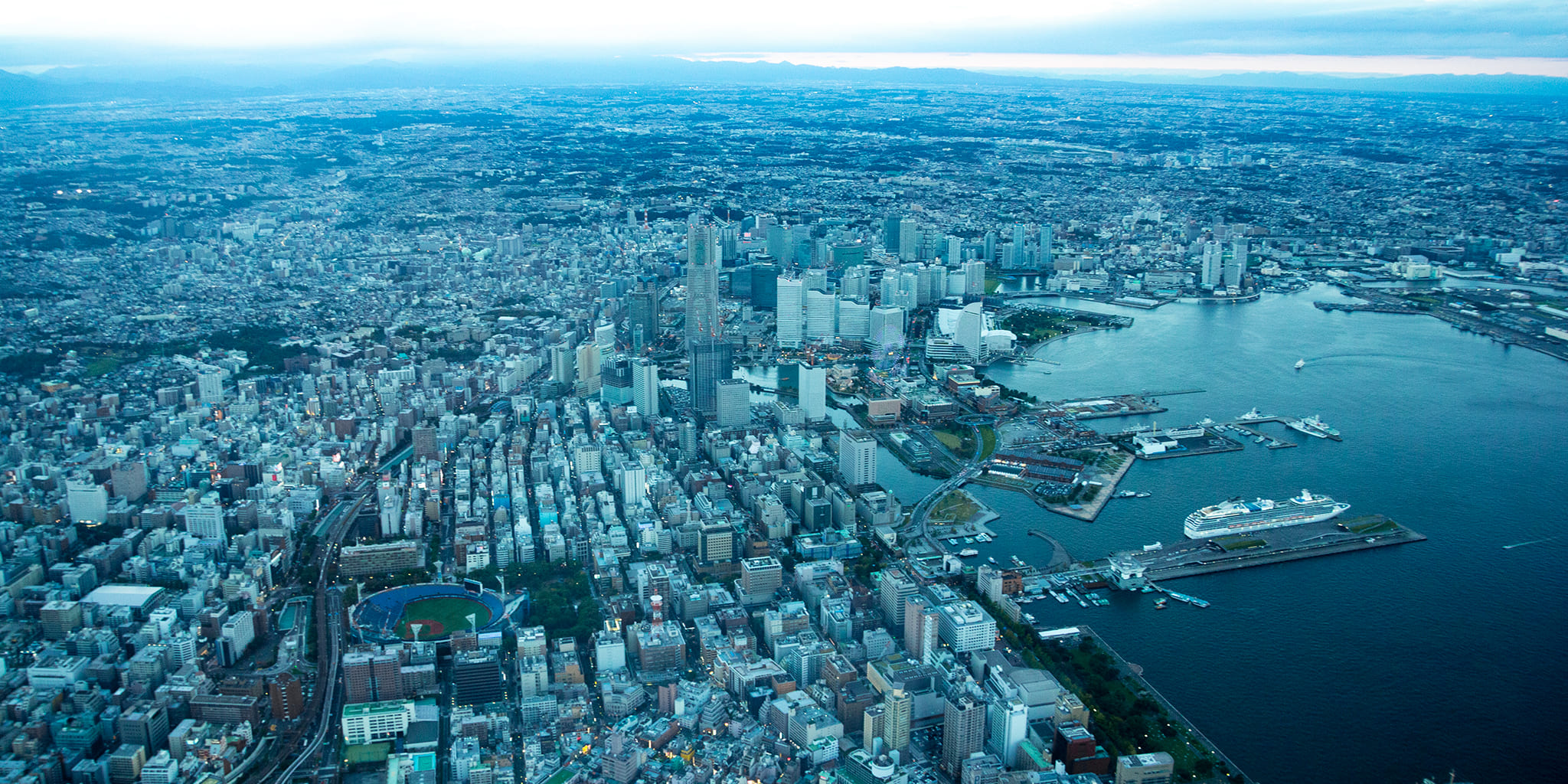ヘリコプターで東京上空をフライトして見えるみなとみらい