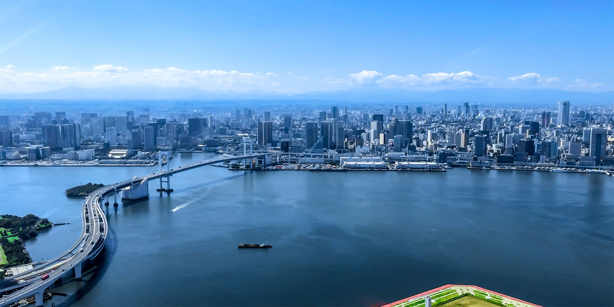 ヘリコプターで東京上空をフライトして見える東京レインボーブリッジ