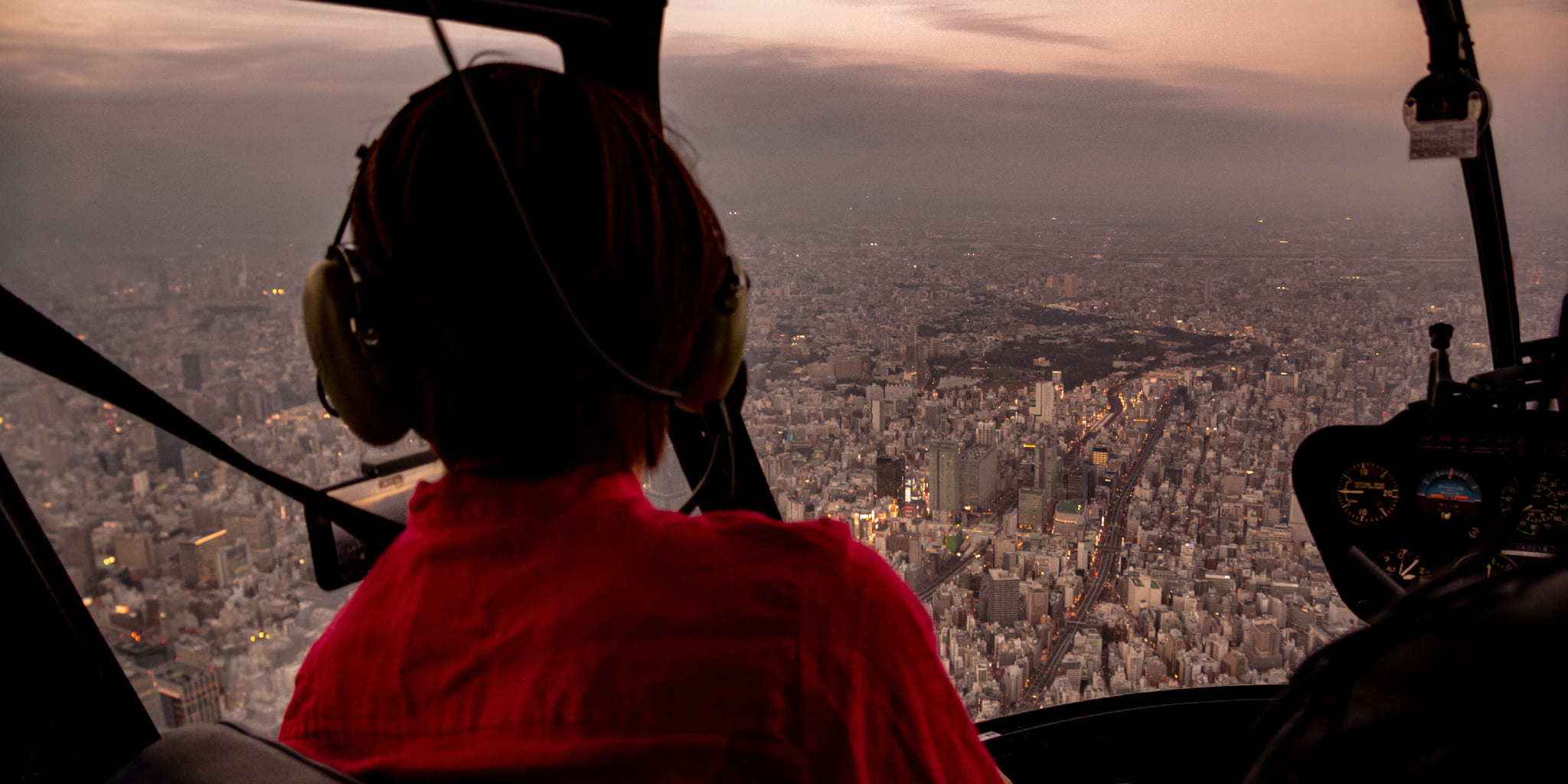 ヘリコプターで東京上空から見る夕焼けの秋葉原