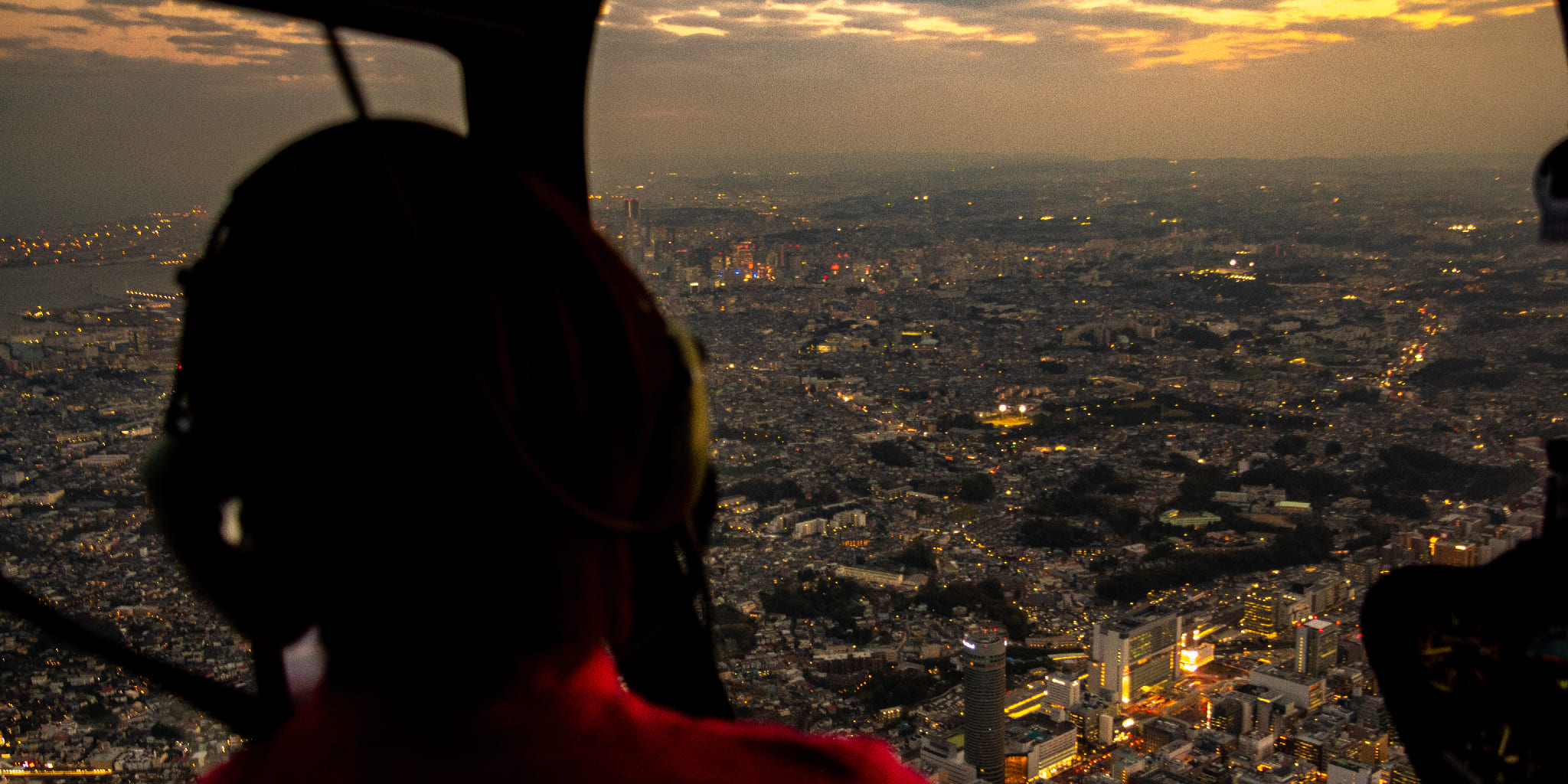 ヘリコプターで東京上空から見る夕焼けの川崎