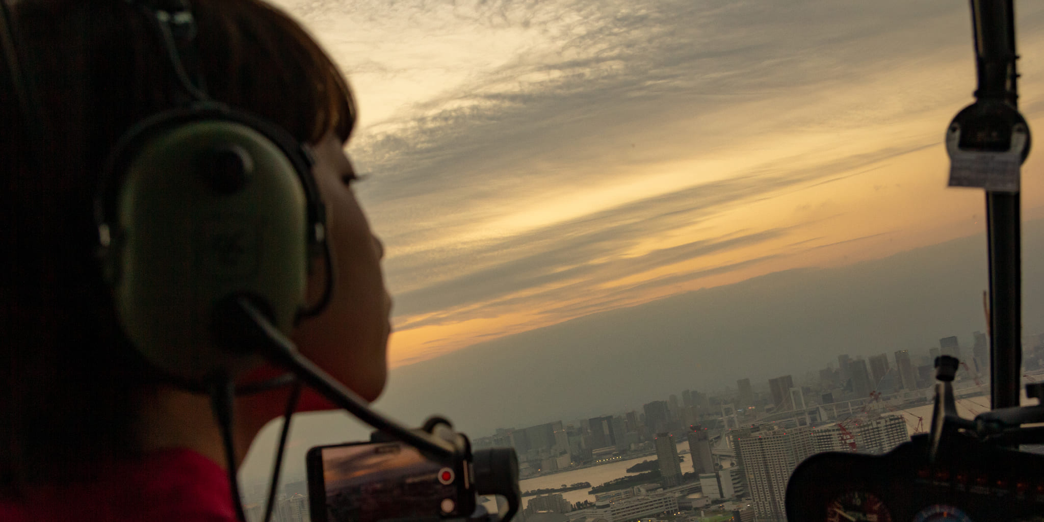 ヘリコプターで東京上空から見る夕焼けの有明