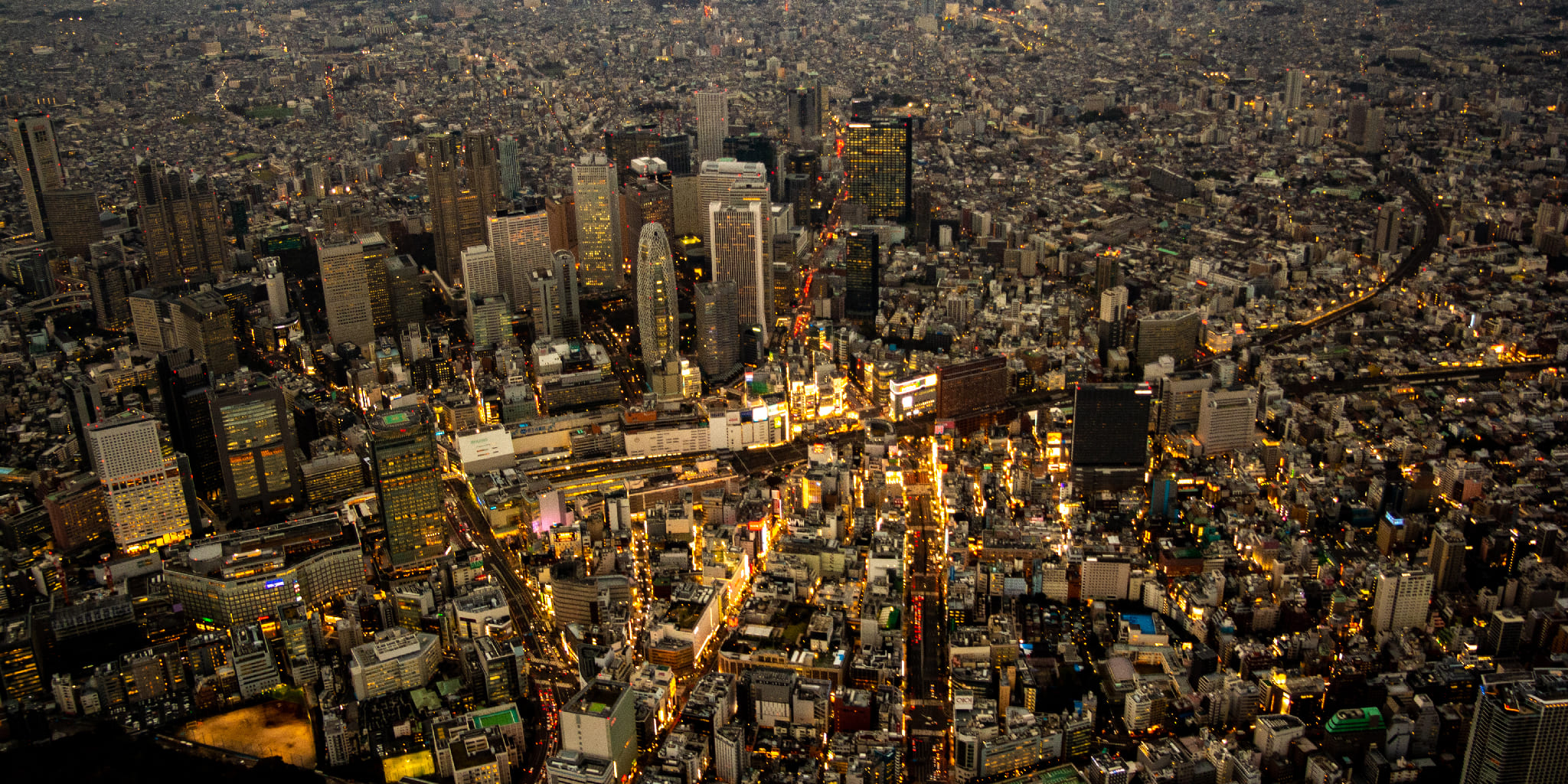 ヘリコプターで東京上空から見る夕焼けの新宿