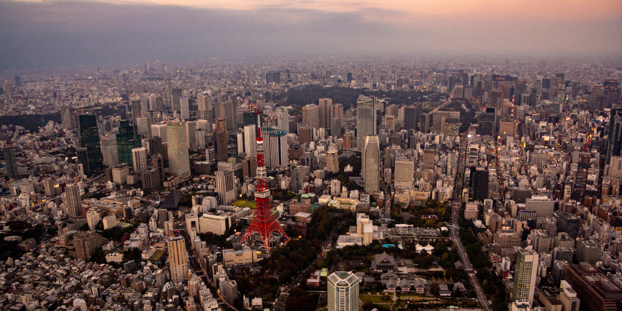 ヘリコプターで東京上空から見る夕焼けの東京タワー
