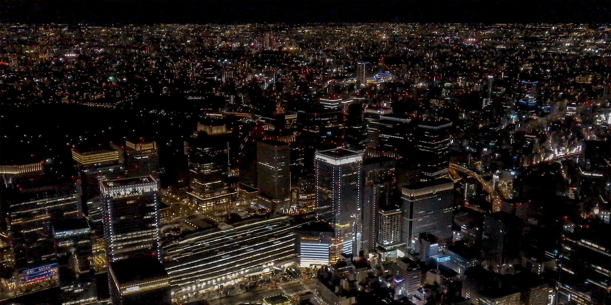 ヘリコプターで東京上空をフライトして見える東京駅