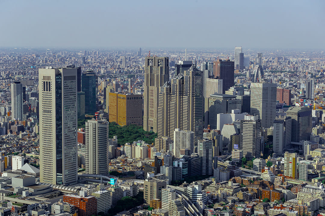 ヘリコプターで東京上空をフライトして見える新宿