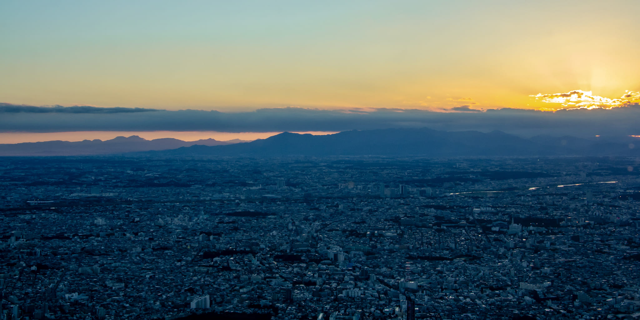 ヘリコプターで東京上空から見る夕焼けの多摩川